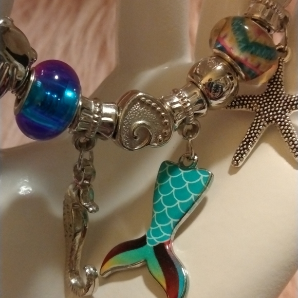 NEW!! By the Sea Silvertone Charm Bracelet! - Picture 3 of 4